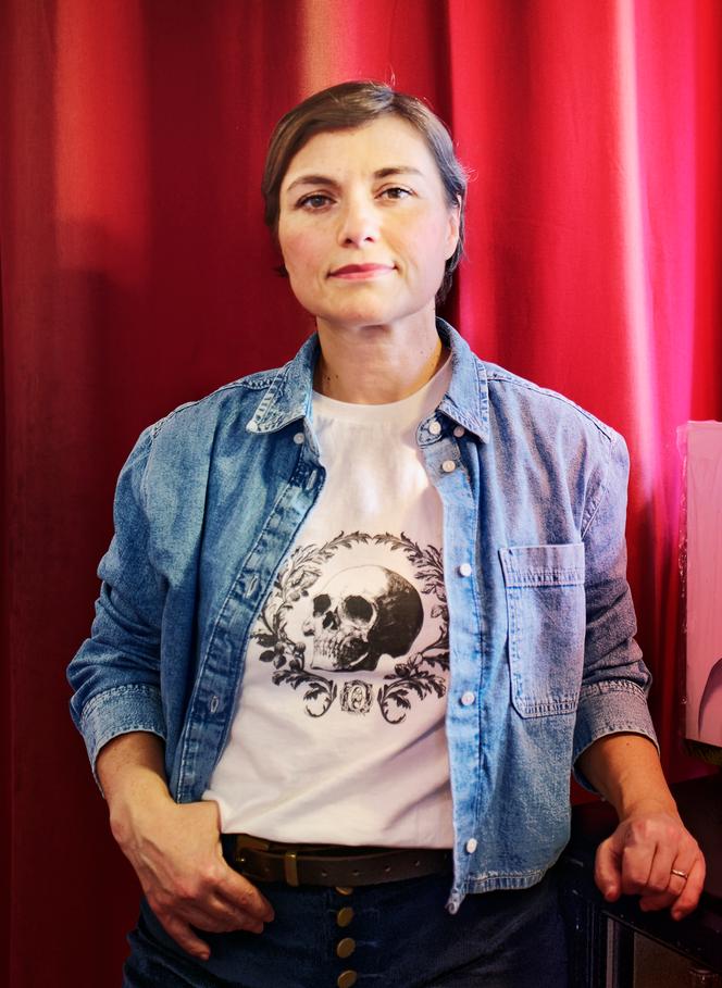Marie Hourcastagnou, ex-otage du Bataclan, dans un café du 20ᵉ&nbsp;arrondissement de Paris, le 3&nbsp;novembre&nbsp;2025.