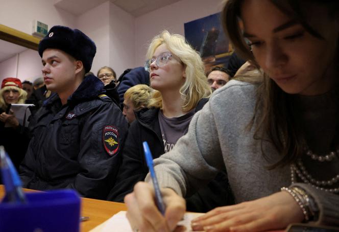 Diana Loginova, musicienne de rue de 18 ans connue sous le nom de « Naoko », accusée de discréditer les forces armées russes, avant son audience, à Saint-Pétersbourg, le 28 octobre 2025. 