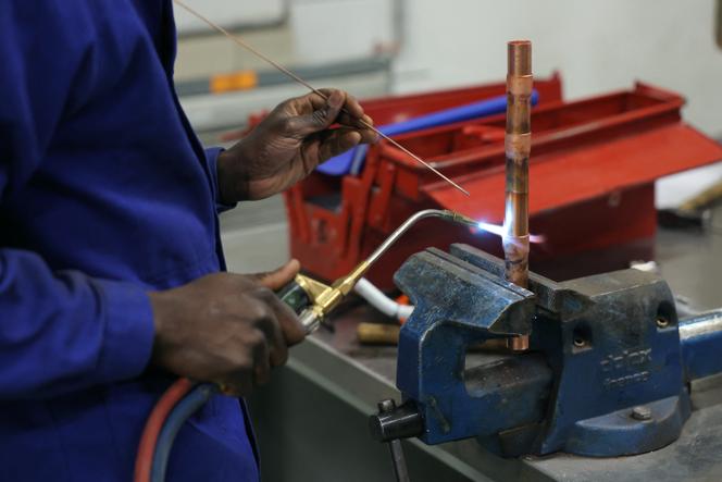 Un apprenti plombier, au lycée professionnel Hector-Guimard, à Paris, le 17 janvier 2025.