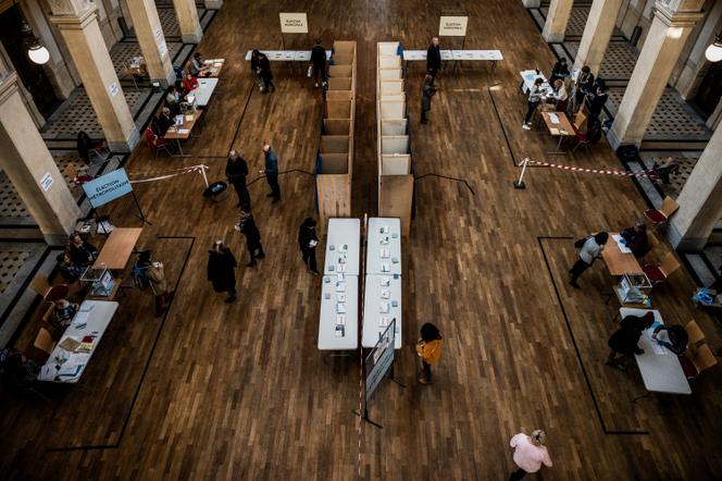 Un bureau de vote pour l’élection municipale, à Lyon,  le 15 mars 2020.