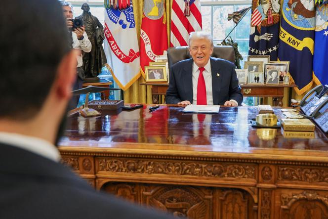 Donald Trump, in the Oval Office, White House, in Washington, during his meeting with Syrian President Ahmed Al-Charaa, November 10, 2025. On his table are gifts offered by the Swiss big boss, including a gold Rolex watch (right).