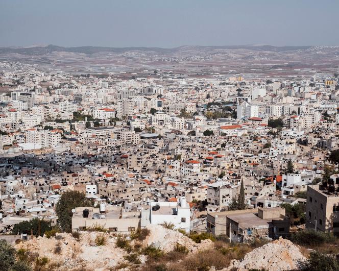 Vue sur le camp de réfugiés de Jénine (Cisjordanie), que l’on peut identifier par la taille des immeubles, des hauteurs de la ville, le 28 octobre 2025.