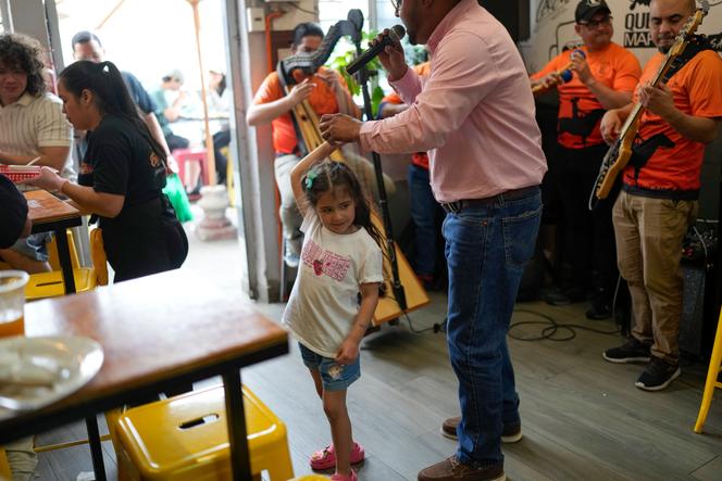 Le chanteur vénézuélien Daniel Albujas divertit les clients d’un restaurant vénézuélien à Santiago, au Chili, le dimanche 19 octobre 2025.