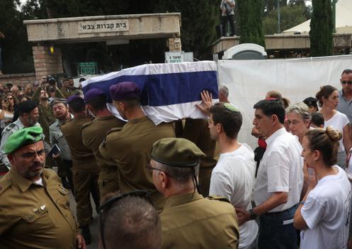 Des personnes se rassemblent alors que le cortège funèbre de Hadar Goldin, un officier de l’armée israélienne tué dans le sud de Gaza pendant la guerre entre Israël et le Hamas en 2014, dont la dépouille a récemment été rendue, arrive au cimetière de Kfar Saba, en Israël, le 11 novembre 2025.
