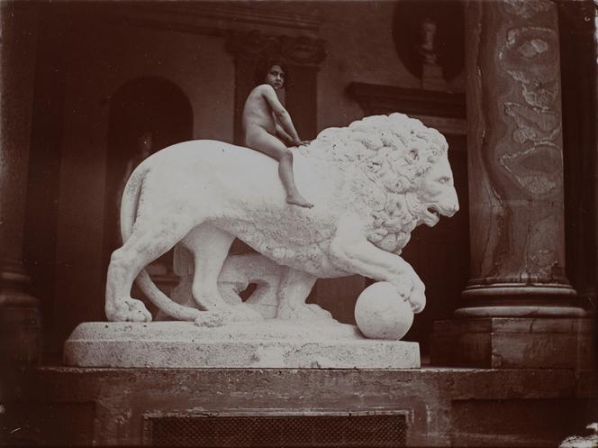 « Le jeune modèle Peppino sur l’un des lions de la loggia » (1890), de Gabrielle Hébert.