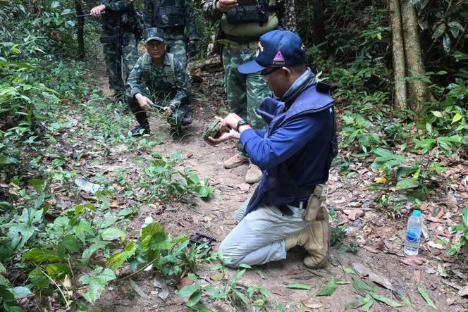 Un officier thaïlandais inspecte une mine terrestre près de la frontière entre la Thaïlande et le Cambodge, dans la province de Sisaket, en Thaïlande, le 10 novembre 2025. 