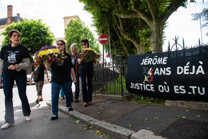 Trois des sœurs de Jérôme Laronze, à Mâcon (Saône-et-Loire), le 20 mai 2024.