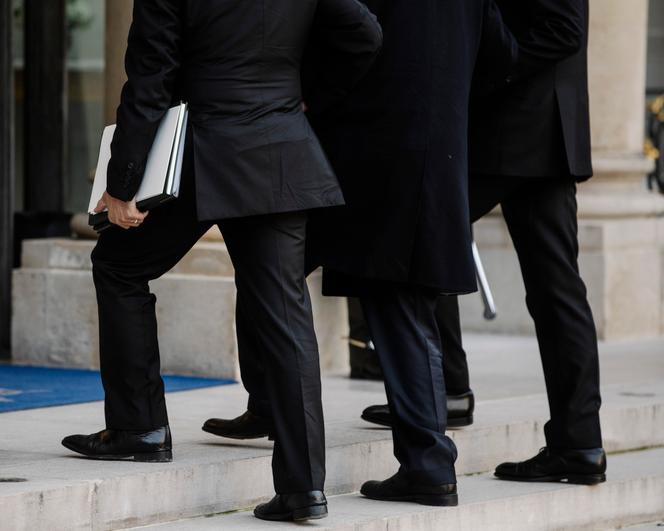 Emmanuel Macron (right) and Mahmoud Abbas (centre), on the grounds of the Elysée, in Paris, November 11, 2025