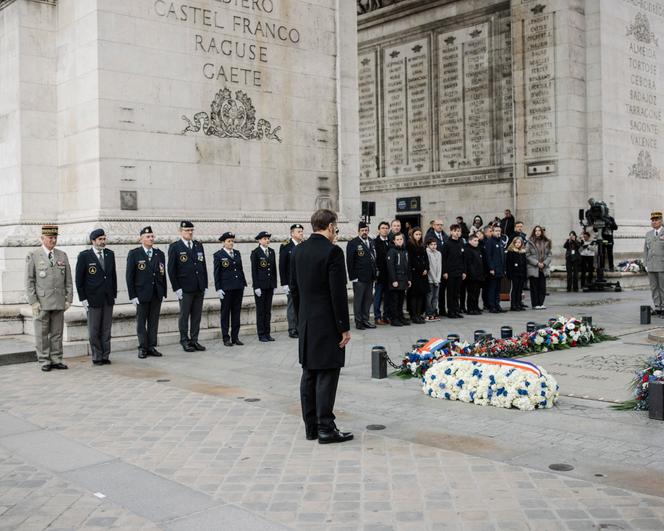 Emmanuel Macron devant la tombe du soldat inconnu, lors du 107ᵉ anniversaire de l’Armistice de 1918, à Paris, le 11 novembre 2025.