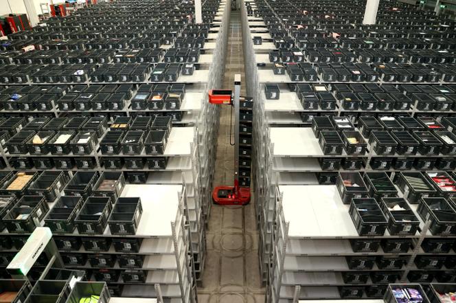 Dans un atelier de tri intelligent du parc logistique JD.com, à Suqian, dans la province du Jiangsu (Chine), le 10 novembre 2025.