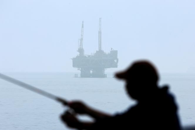 La plate-forme pétrolière offshore Esther dans le brouillard au large des côtes californiennes, vue depuis Seal Beach (Californie), le 11 novembre 2025. 