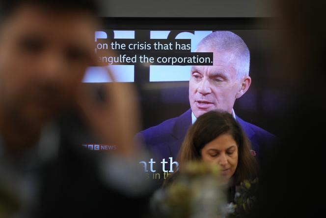 Une interview du directeur général démissionnaire de la BBC, Tim Davie, diffusée dans un restaurant londonien, le 11 novembre 2025.