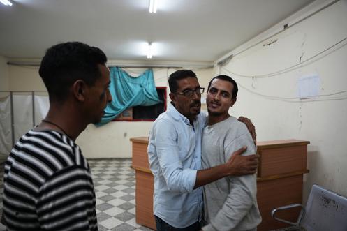 Ahmed Baraka, prisonnier palestinien libéré (à droite), à ​​son arrivée dans la bande de Gaza après sa libération d’une prison israélienne, le 12 novembre 2025.