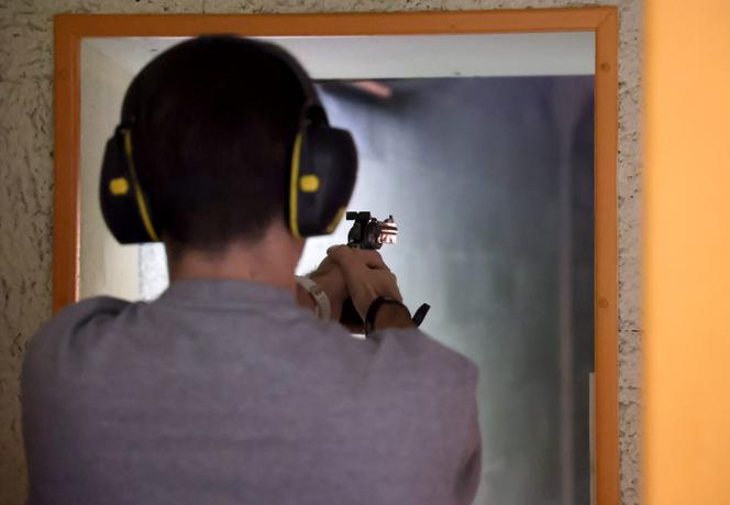 Dans un stand de tir, à Mulhouse, en 2023.