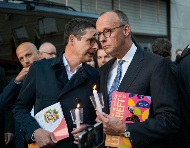 Alexander Vogt, maire de de Halle-sur-Saale (Saxe-Anhalt) et le chancelier fédéral Friedrich Merz (CDU), à Halle, le 3 octobre 2025.