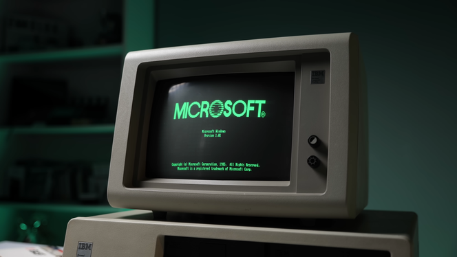IBM 5150 computer with Windows 1.01 welcome screen.