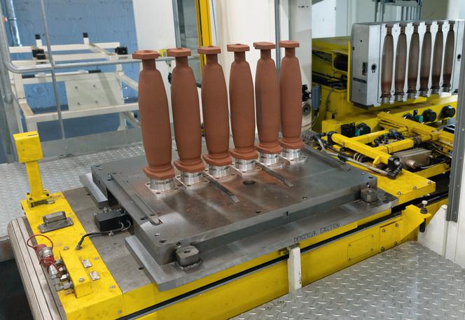 Des prototypes d’obus, sur la chaîne de production de la Fonderie de Bretagne, à Caudan (Morbihan), le 14 mai 2025.