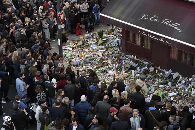 Devant un mémorial improvisé devant le restaurant « Le Carillon », dans le 10ᵉ arrondissement de Paris, le 15 novembre 2015.