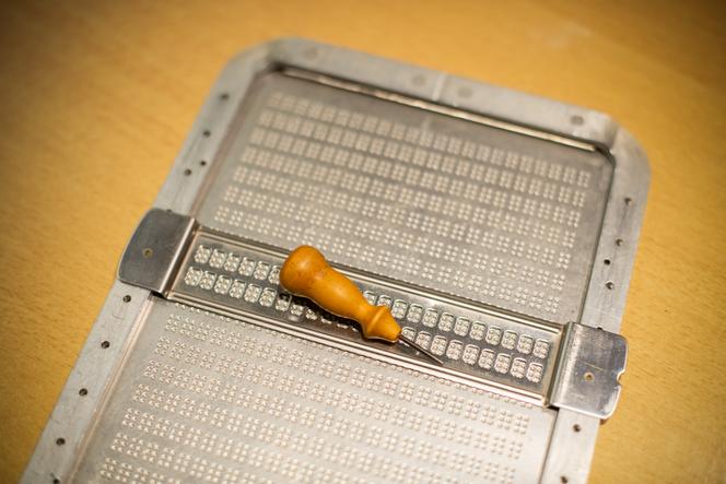 Une tablette pour écrire le braille, à l’Institut national des jeunes aveugles, à Paris, le 3 novembre 2025.