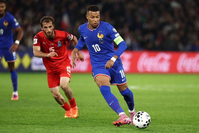 كيليان مبابي خلال مباراة التأهل لكأس العالم 2026 ضد أذربيجان في باريس.