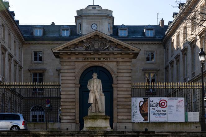 Devant le Collège de France, à Paris, le 1er février 2025.