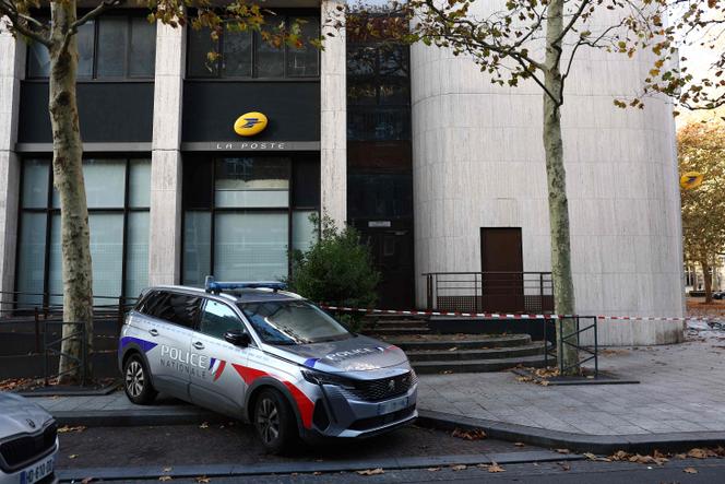 Une voiture de police garée devant un bureau de poste suite à son braquage, à Roubaix (Nord), le 12 novembre 2025.