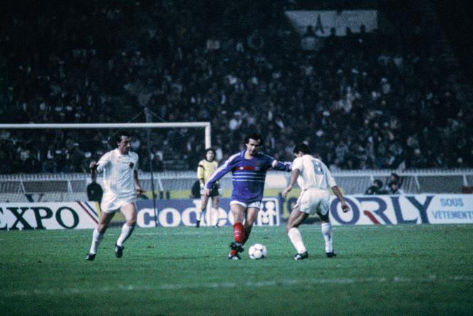 Le milieu offensif français Michel Platini, lors d’un match de l’équipe de France masculine de football face à la Yougoslavie, le 16&nbsp;novembre 1985&nbsp;à Paris.