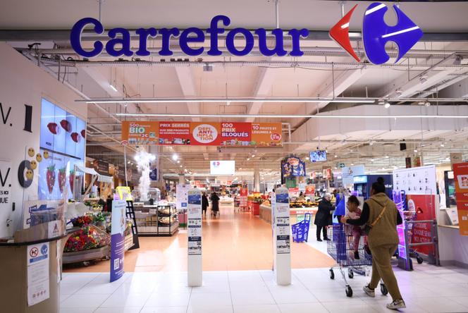 Carrefour hypermarket entrance in Villeneuve-la-Garenne (Hauts-de-Seine), March 29, 2023.