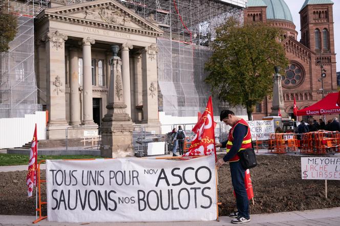 Des syndicalistes manifestent devant le tribunal judiciaire de Strasbourg, lors d’une audience concernant l’avenir du sidérurgiste français NovAsco, le 31 octobre 2025.
