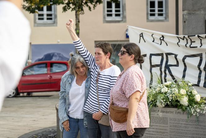 Christine Paccoud (center), wife of teacher Caroline Grandjean who committed suicide on September 1, during a tribute parade, in Aurillac, on September 7, 2025.