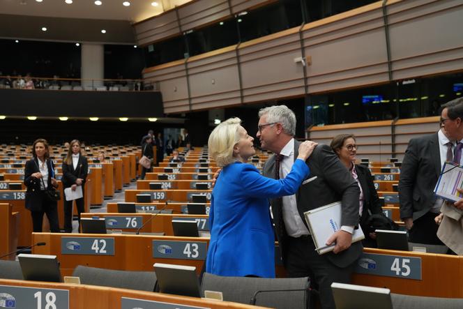 La présidente de la Commission européenne, Ursula von der Leyen, salue Magnus Brunner, commissaire européen aux affaires intérieures et aux migrations, au Parlement européen, à Bruxelles, le 12 novembre 2025.