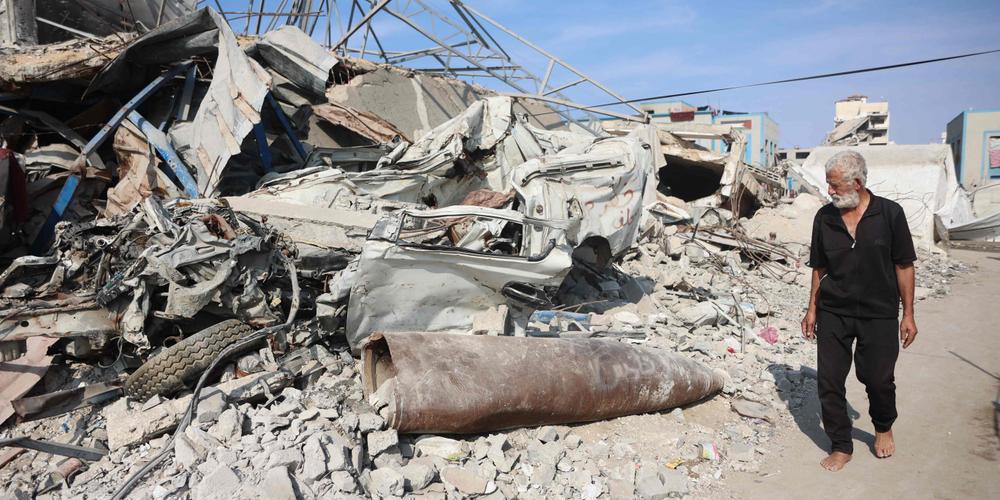 Un homme passe devant les restes d’un missile, dans la bande de Gaza, le 12 novembre 2025. - OMAR AL-QATTAA/AFP