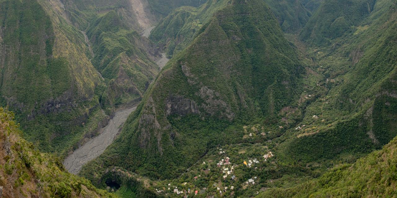 Le village de Grand Bassin depuis le Belvédère de Bois-Court, à la Plaine-des-Cafres, le 8 octobre 2025.