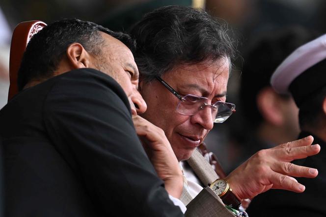 Le président colombien, Gustavo Petro, et le ministre de la défense, Pedro Sanchez, lors de la célébration du 134ᵉ anniversaire de la police nationale, à Bogota, le 13 novembre 2025.