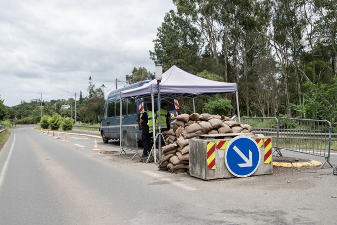 Le dispositif de gendarmerie sur la route de Saint-Louis, sur la commune du Mont-Dore, en Nouvelle-Calédonie, le 13 novembre 2025. 