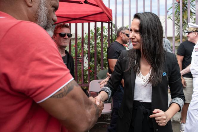 La ministre des outre-mer, Naïma Moutchou, et un membre du personnel pénitentiaire, à Nouméa, le 13 novembre 2025. 