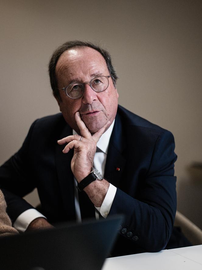 François Hollande répond aux questions des lecteurs sur les attentats du 13-Novembre dans les locaux du journal « Le Monde », à Paris, le 13 novembre 2025.