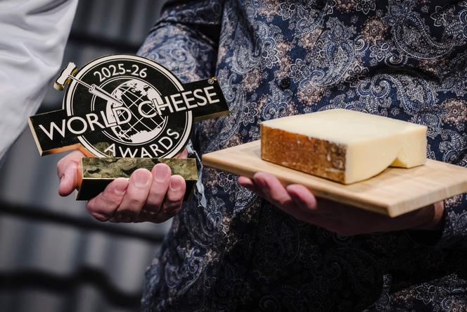 Photographie montrant le gruyère AOP spécial affiné plus de dix-huit mois, présenté par le fromager suisse Hitz Pius, de la fromagerie Vorderfultigen, gagnant du premier prix des World Cheese Awards, organisée par la Guild of Fine Food, à Berne, en Suisse, le 13 novembre 2025.