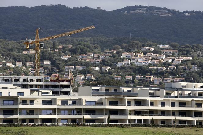Construction de maisons et résidences secondaires à la station balnéaire de Porticcio, rattachée à la commune de Grosseto-Prugna (Corse-du-Sud), le 21 février 2020.
