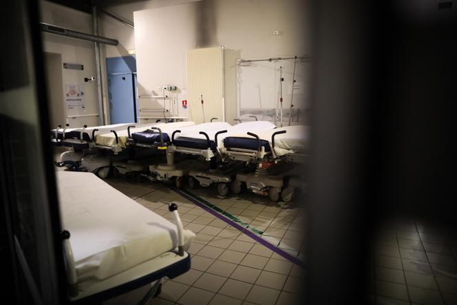 Des lits au service des urgences du centre hospitalier d’Avranches-Granville, dans le nord-ouest de la France, le 31 décembre 2022.