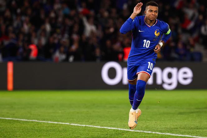 Kylian Mbappé, après avoir inscrit le premier but de l’équipe de France lors du match face à l’Ukraine, au Parc des Princes, à Paris, le 13 novembre 2025.  