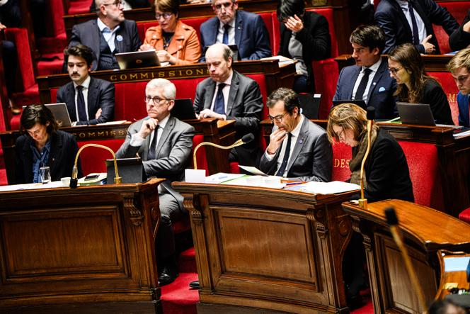 Au banc, la rapporteure Sandrine Runel, le président de la commission des affaires sociales, Frédéric Valletoux, le ministre du travail et des solidarités, Jean-Pierre Farandou, et la ministre de l’action et des comptes publics, Amélie de Montchalin, lors de l’examen du projet de loi de financement de la Sécurité sociale pour 2026, à l’Assemblée nationale, le 12 novembre 2025.