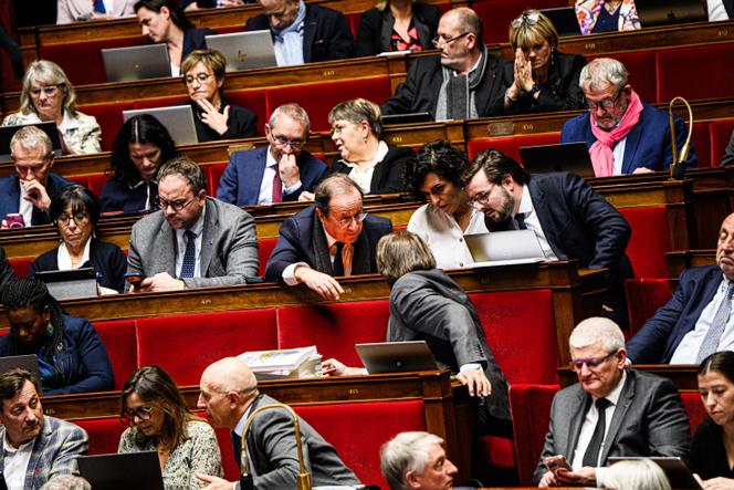 Les députés socialistes Jérôme Guedj (de dos), François Hollande, Ayda Hadizadeh et Philippe Brun, à l’Assemblée nationale, le 12 novembre 2025.