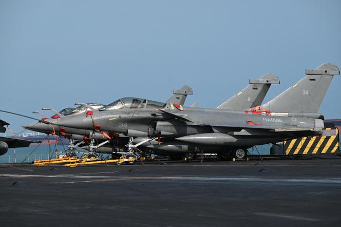 Des avions de chasse Rafale Marine, sur le pont d’envol du porte-avions Charles-de-Gaulle, à Singapour, le 4 mars 2025.