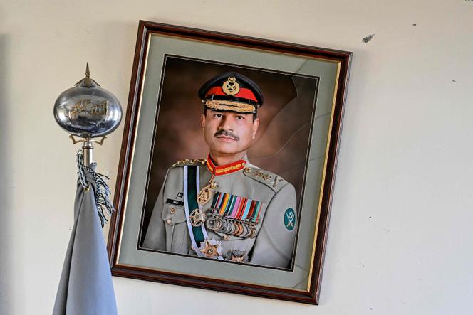 Portrait du maréchal Asim Munir, chef d’état-major de l’armée pakistanaise, au mur du Cadet College Wana, un établissement d’enseignement supérieur lié à l’armée, dans le district du Waziristan du Sud, le 13 novembre 2025.