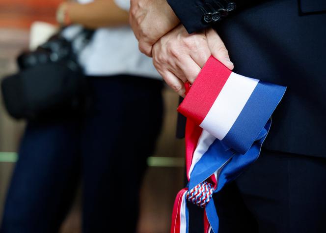 Un maire porte son écharpe, juin 2025.