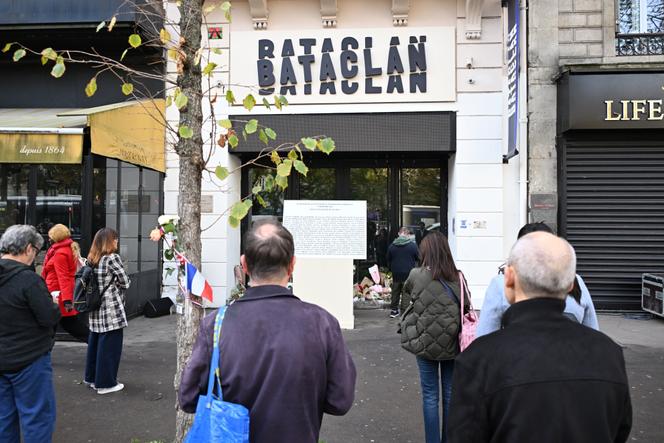 Devant la salle de concert du Bataclan, à Paris, à l’occasion du 10e anniversaire des attentats terroristes du 13-Novembre, le 13 novembre 2025.