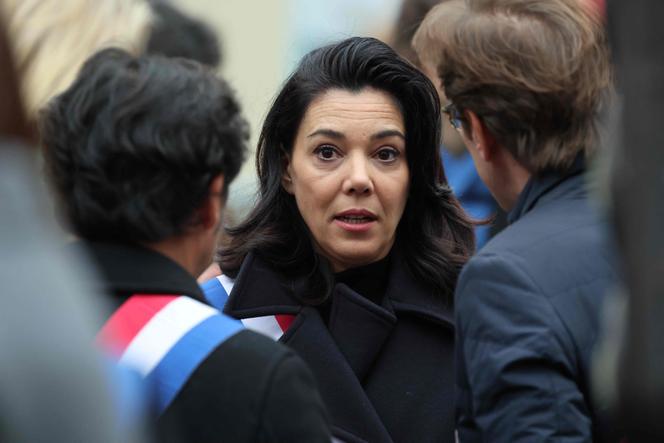 La députée « insoumise » Sophia Chikirou, lors de  l’hommage aux victimes des attaques de Paris, près du café La Bonne Bière, le 13 novembre 2025.