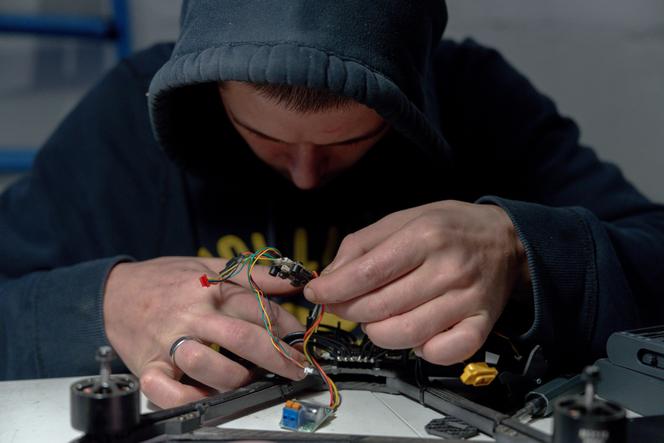 Un soldat de la brigade Khartia assemble un drone, vendredi 7 novembre 2025, dans l’oblast de Kharkiv, en Ukraine.