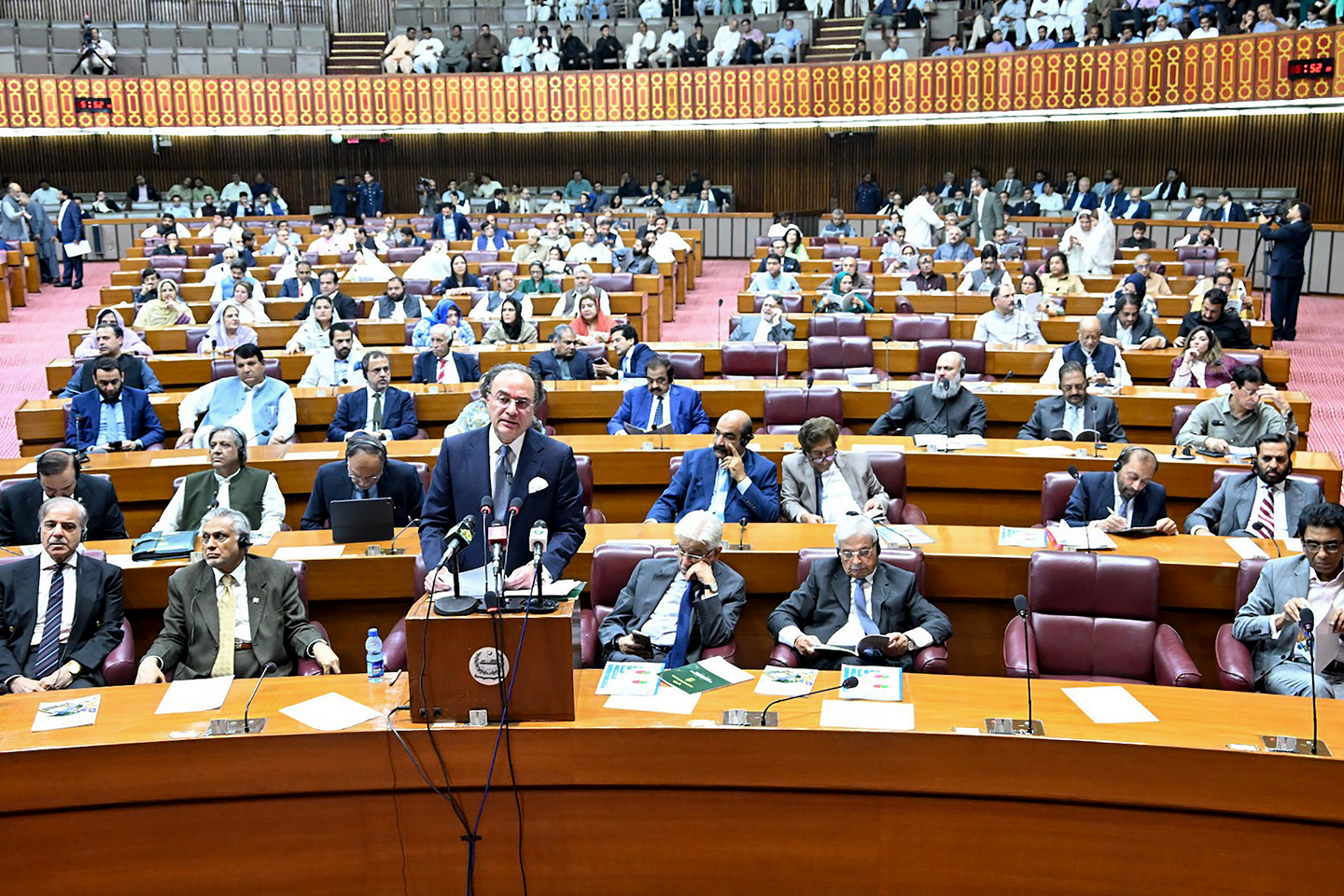 Le Pakistan accorde l’immunité à vie au président et au chef de l’armée, l’opposition dénonce un « coup de grâce » à la démocratie